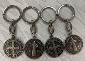 Fém Szent Benedek kulcstartó